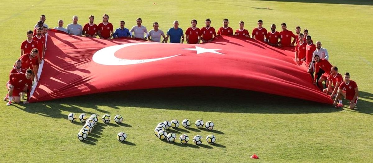 Sivasspor\'dan 30 Ağustos\'a Bayraklı Kutlama