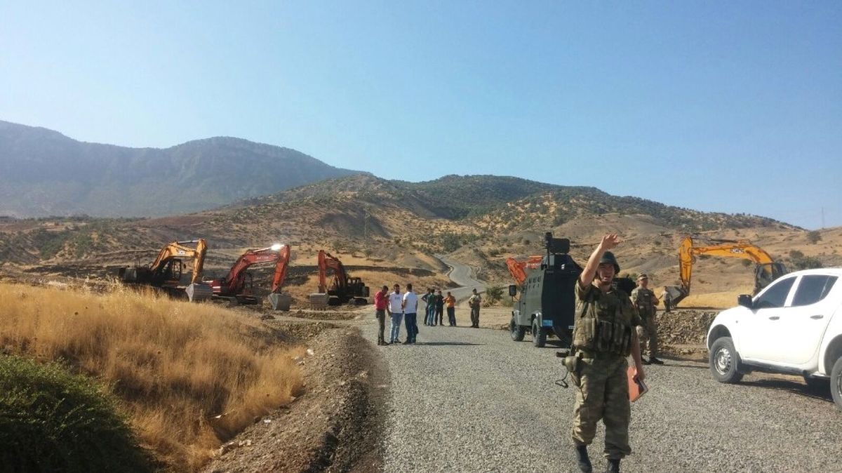 Teröristler Siirt\'te İş Makinelerini Ateşe Verdi