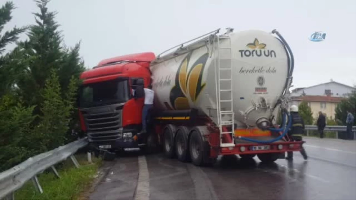 Trafikte Makas Atan Tanker Bariyere Girdi