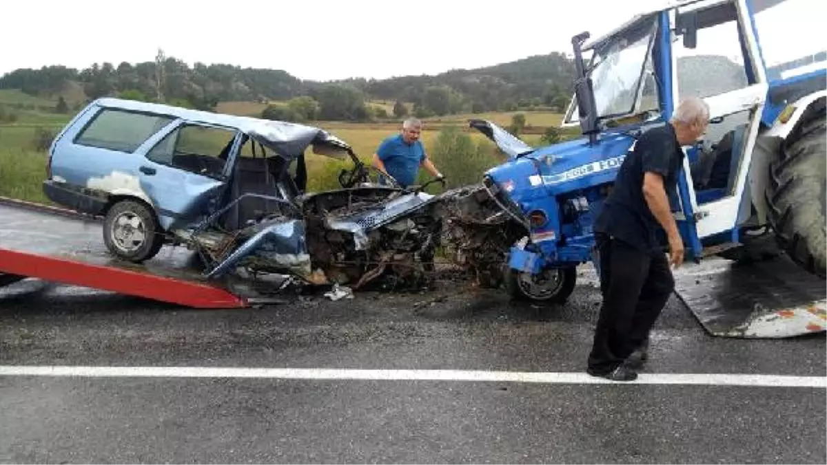 Traktör ile Çarpışan Otomobilin Sürücüsü Öldü