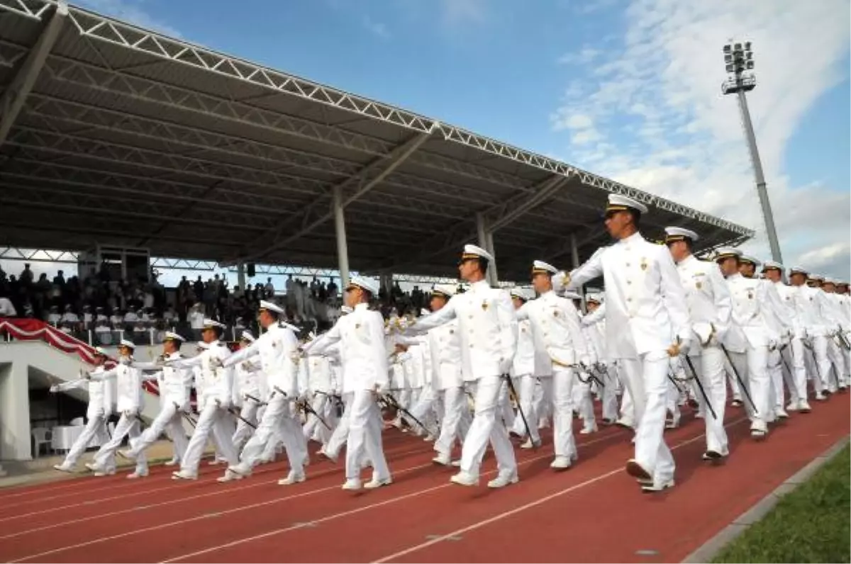 Türk Bahriyesinin Genç Subaylarına Terönle Diplomaları Verildi