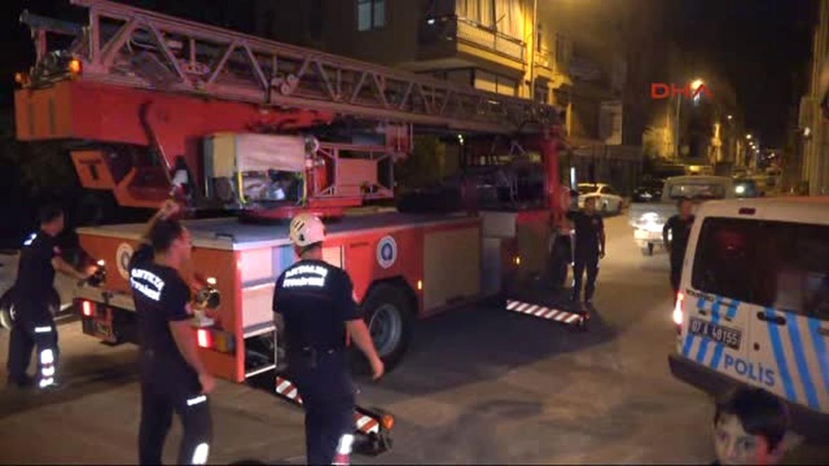 Tuvalette Kilitli Kalan Radyo Sunucusunu İtfaiye Kurtardı