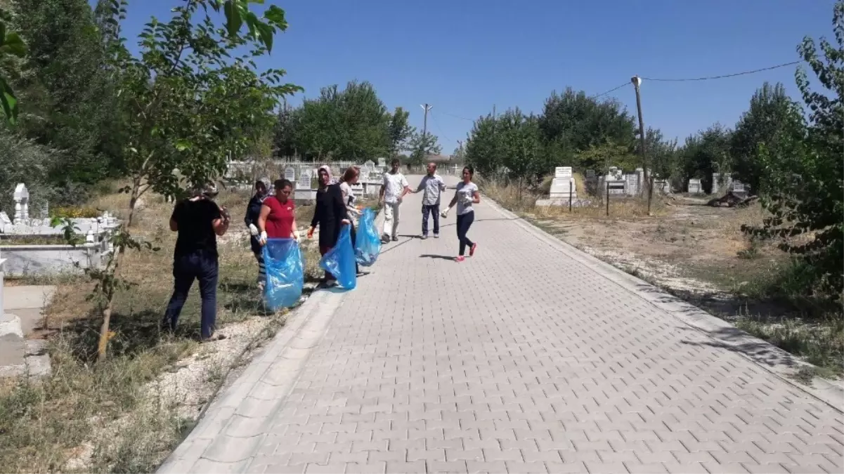 Varto\'da Kurban Bayramı Öncesi Mezarlık Bakımı