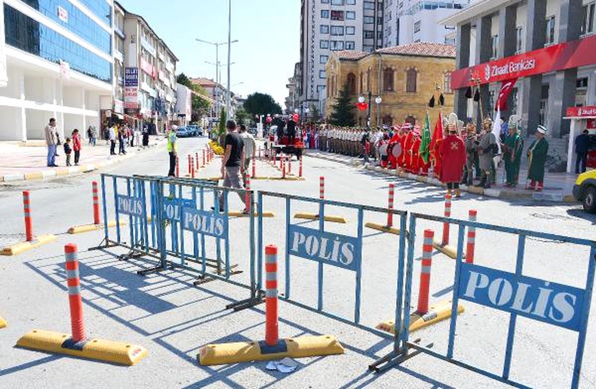 Yozgat\'ta Polis Barikatlı 30 Ağustos Kutlaması