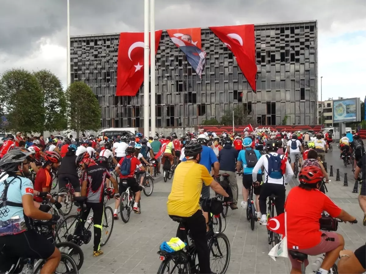 Zafer Bayramı İçin 300 Bisikletli Taksim Meydanı\'nda