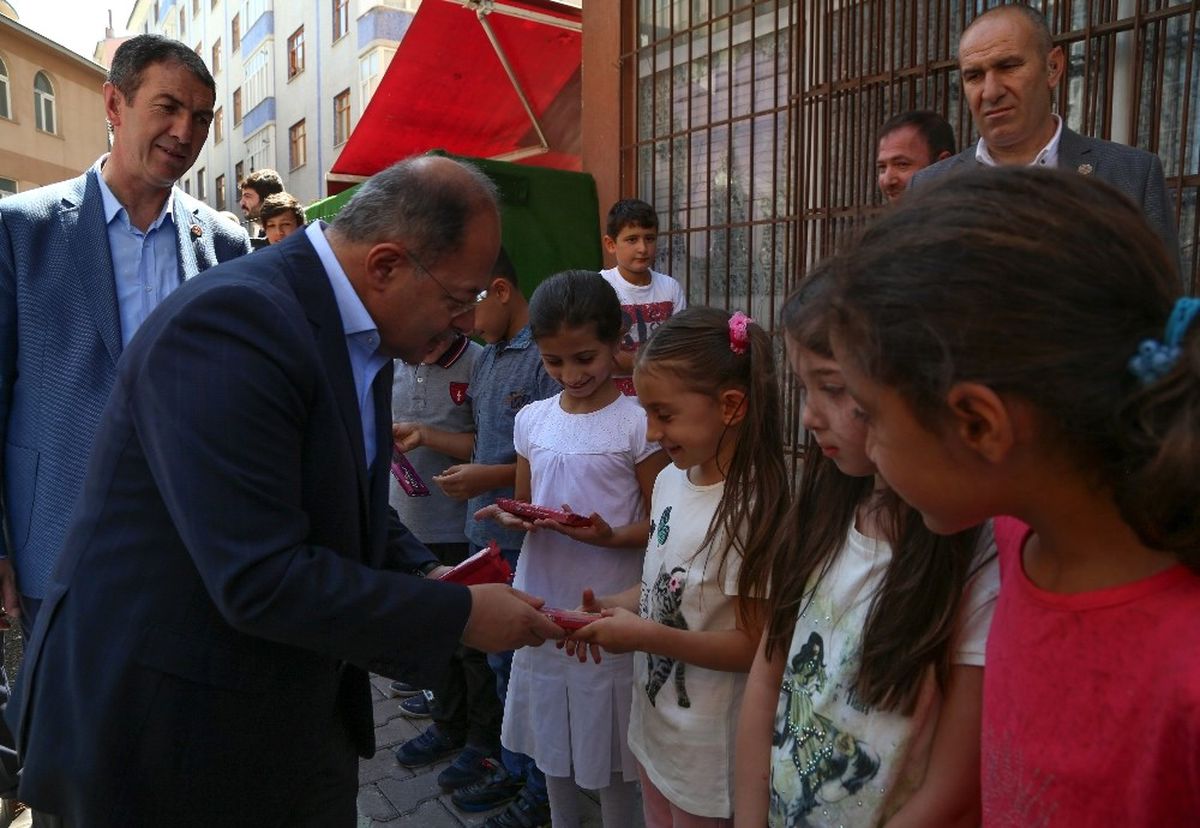 Akdağ Çocuklara Hediye Dağıttı