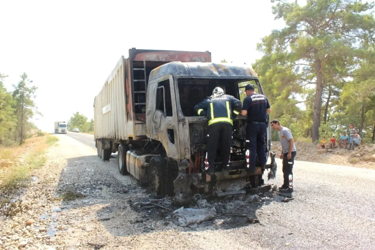 Alev Alan Tırdan Son Anda Kendini Dışarı Attı