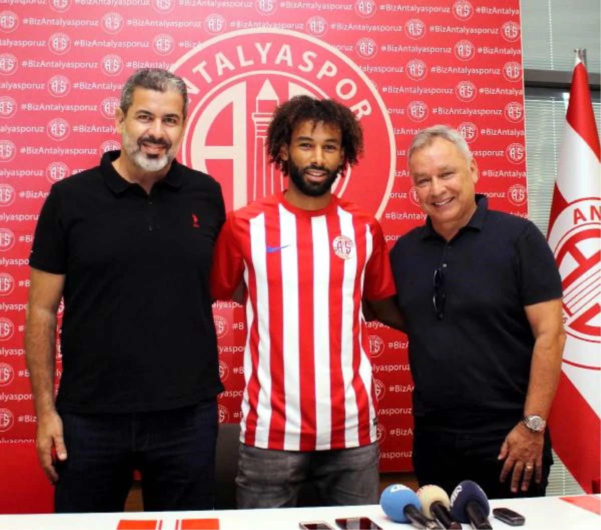 Antalyaspor, Nazım Sangare ile 3 Yıllık Sözleşme İmzaladı