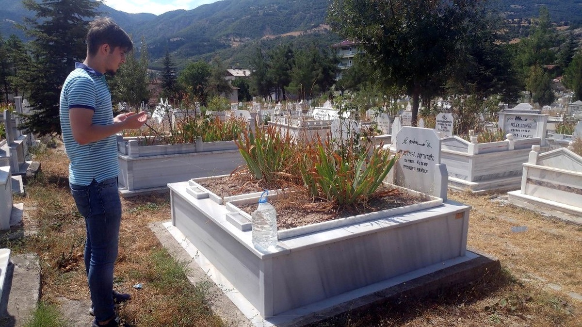 Arife Günü\'nde Mezarlıklara Ziyaretçi Akını