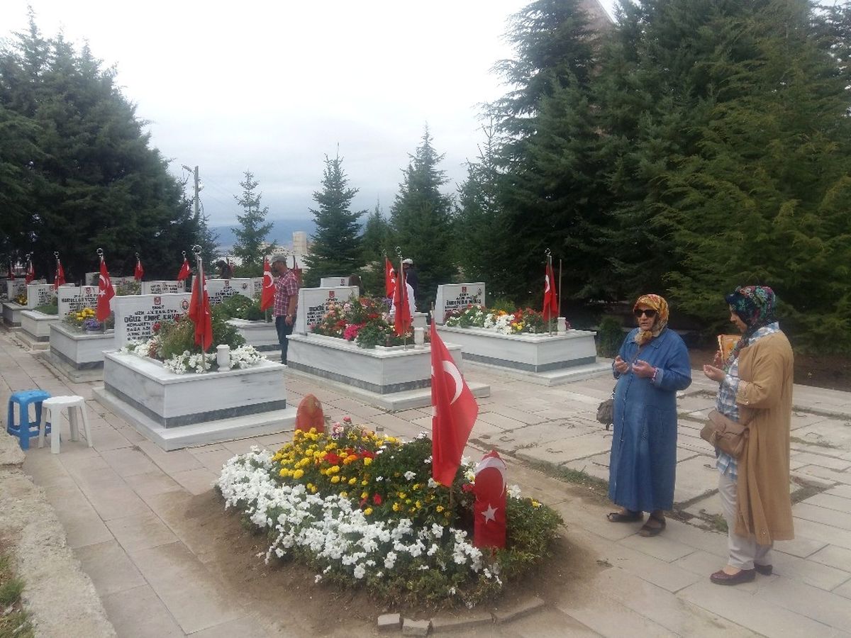 Arife Günü Şehitliğe Akın Ettiler