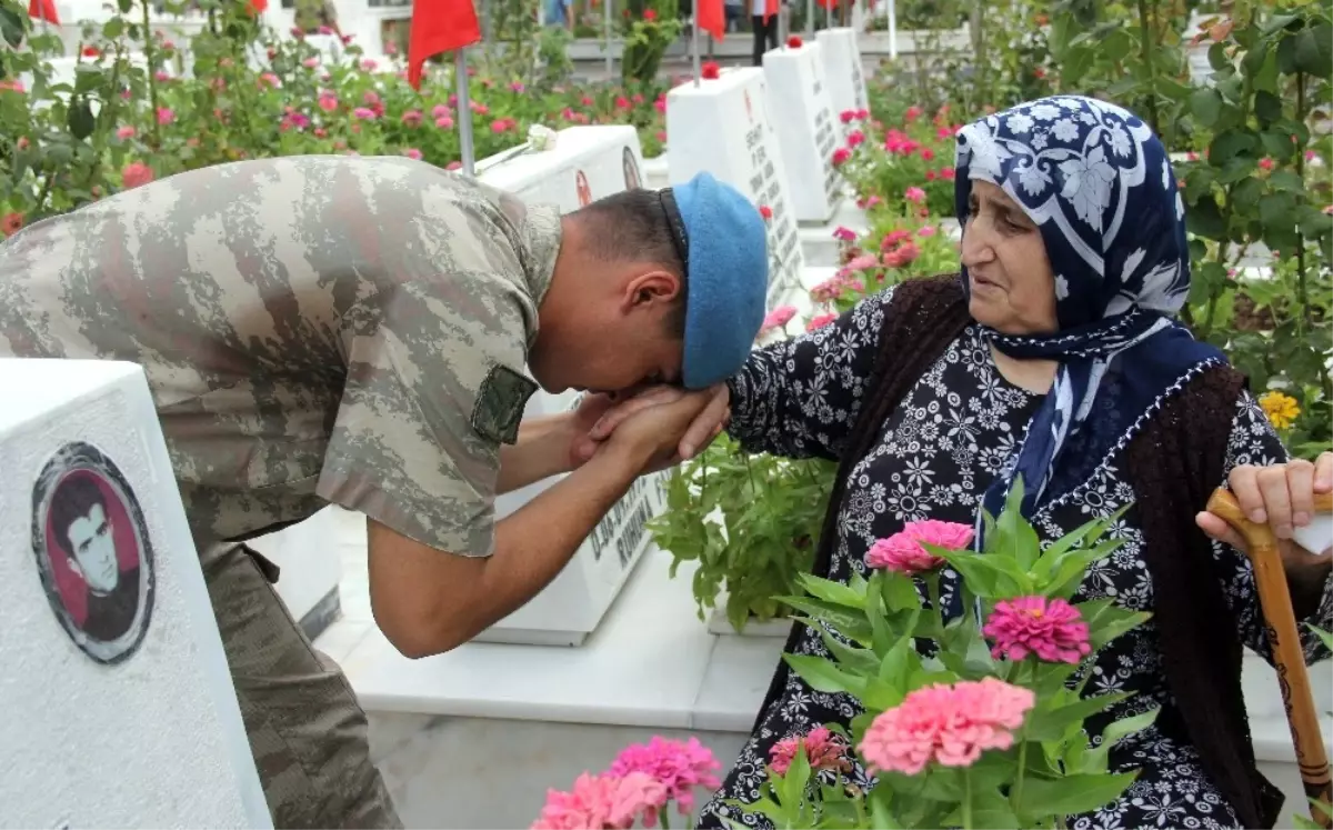 Askerler Dua Edip Şehit Annelerinin Elini Öptü