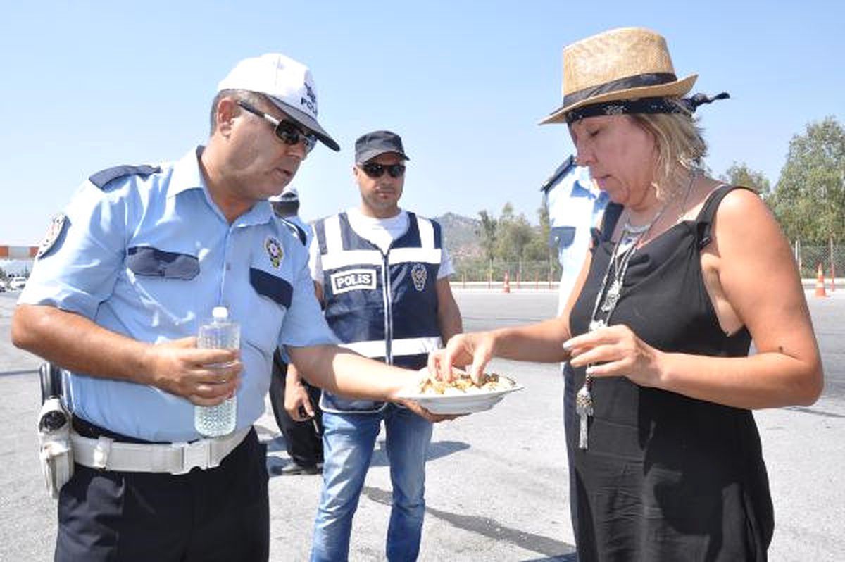Aydın\'da Polislerden Vatandaşa Şeker İkramı