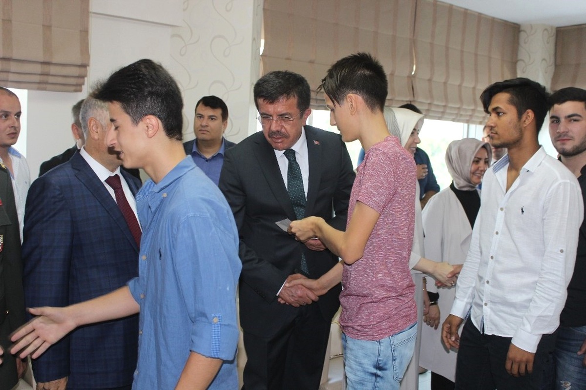 Bakan Zeybekci, Yaşlılarla Türkü Söyledi