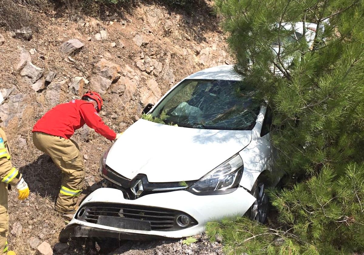 Balıkesir\'de Otomobil Şarampole Uçtu: 3 Yaralı