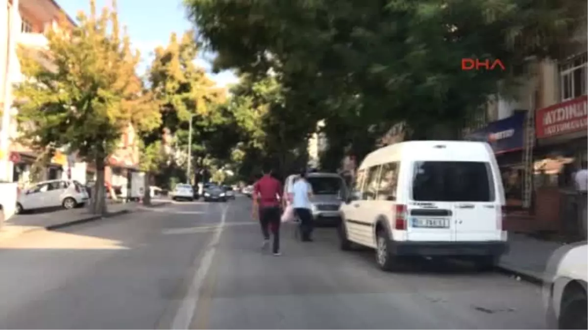 Başkentte Kurbanlık Koyun Sahiplerini Akan Trafikte Peşinden Koşturdu