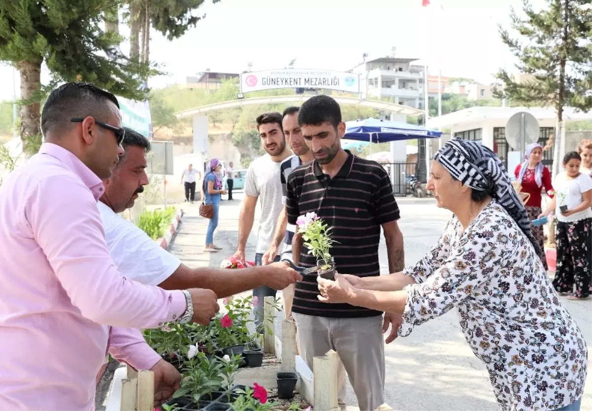 Büyükşehir Belediyesi\'nden Mezarlık Kapısında Vatandaşa Çiçek ve Su