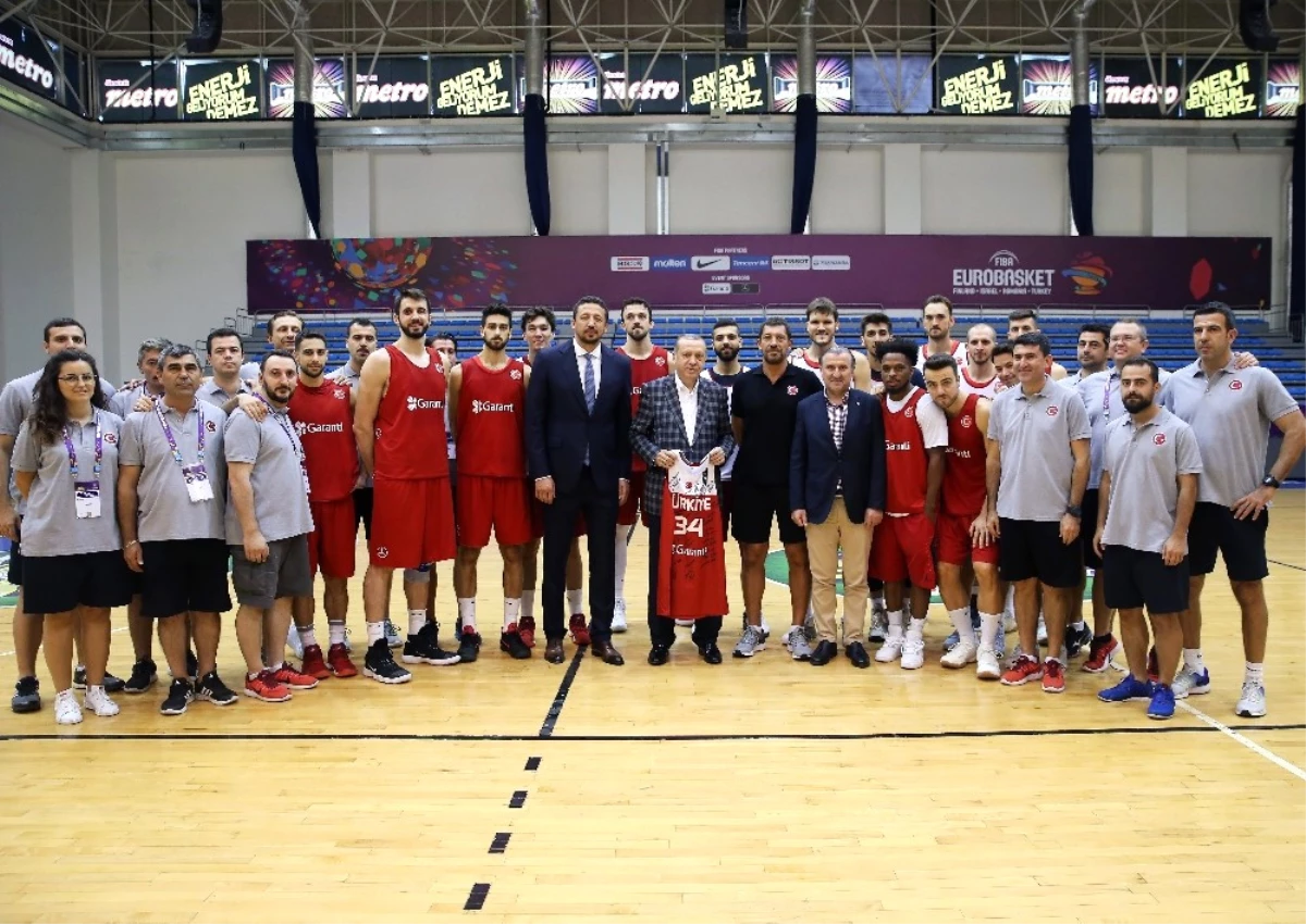 Cumhurbaşkanı Erdoğan, A Milli Basketbol Takımı\'nı Ziyaret Etti