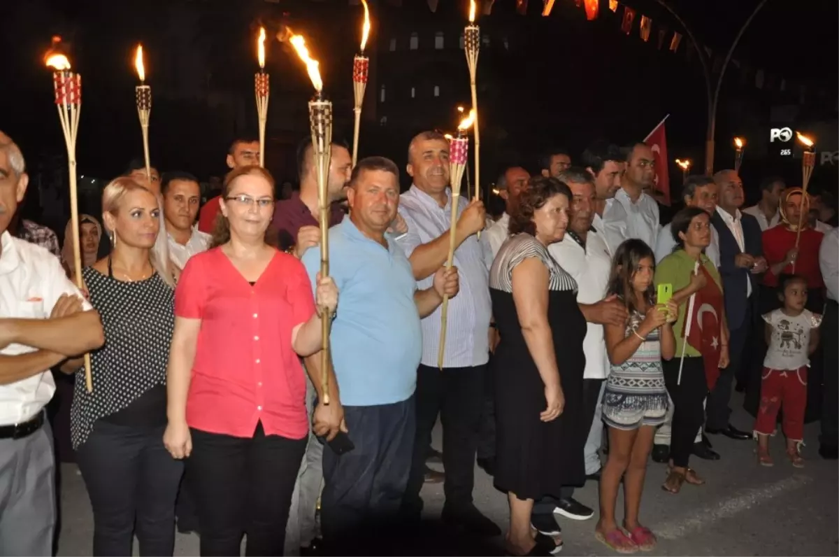 Dörtyol\'da Zafer Bayramı İçin Fener Alayı Yürüyüşü