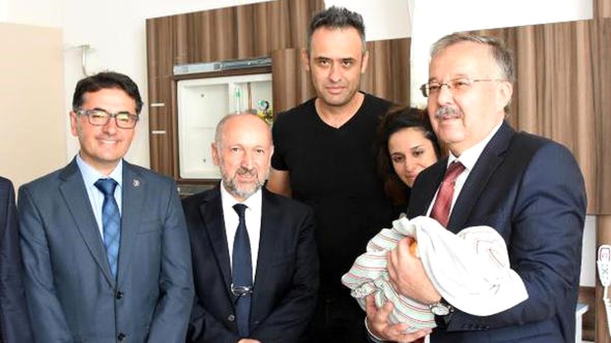Edirne Valisi, Hastane Ziyaretinde Bebeğe \'Eymen\' Adını Verdi
