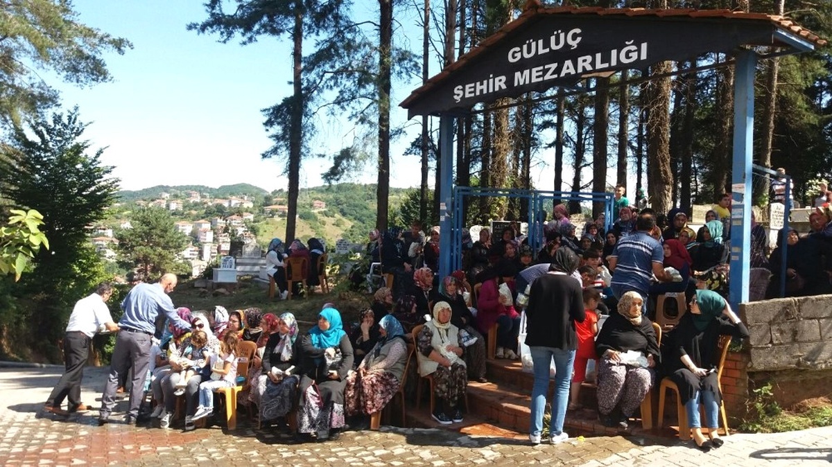 Gülüç Belediyesi Mezarlıklarda Kur\'an-ı Kerim Okuttu