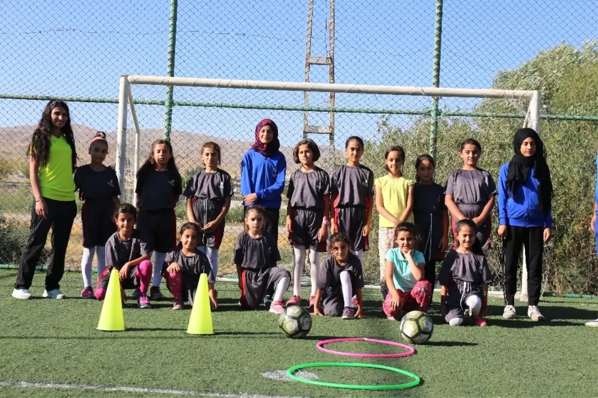 Gürpınarlı Kız Çocukların Futbol İlgisi