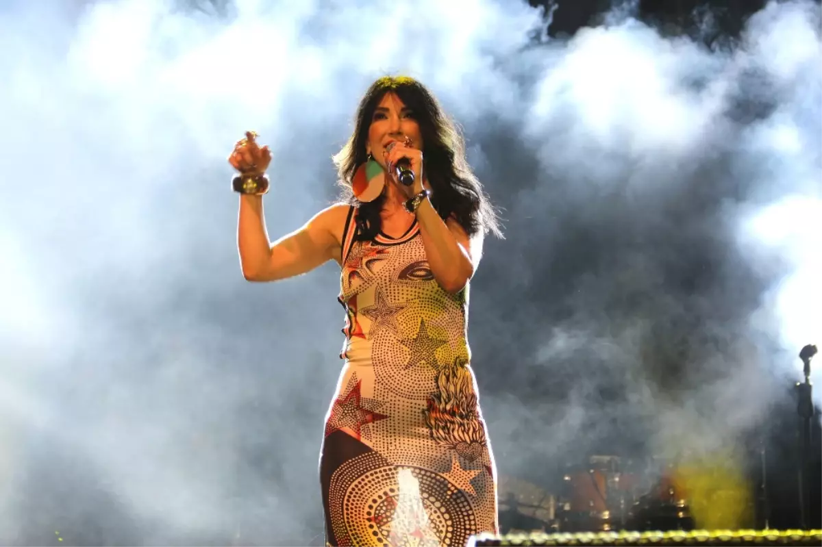 Hande Yener Manisa\'da Sahne Aldı