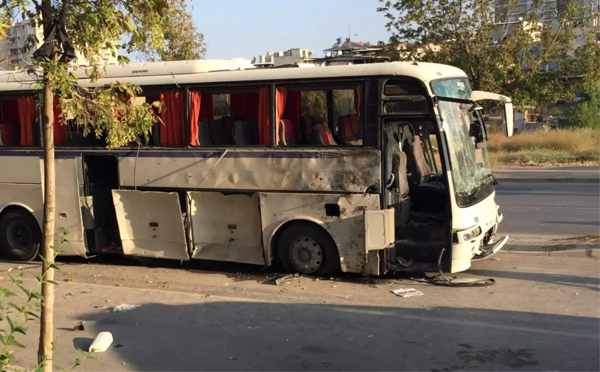 İzmir\'de Servis Aracı Geçerken Patlama Oldu