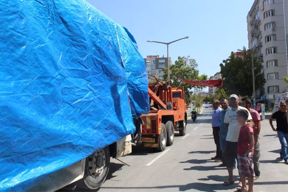 İzmir\'deki Patlamanın Hedefi Olan Otobüs Kaldırıldı