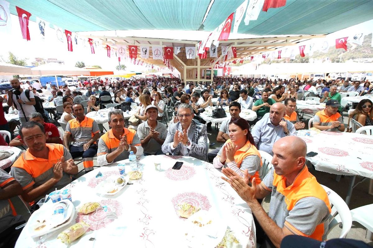 Karşıyaka\'da 2 Bin Kişiyle Bayram Yemeği