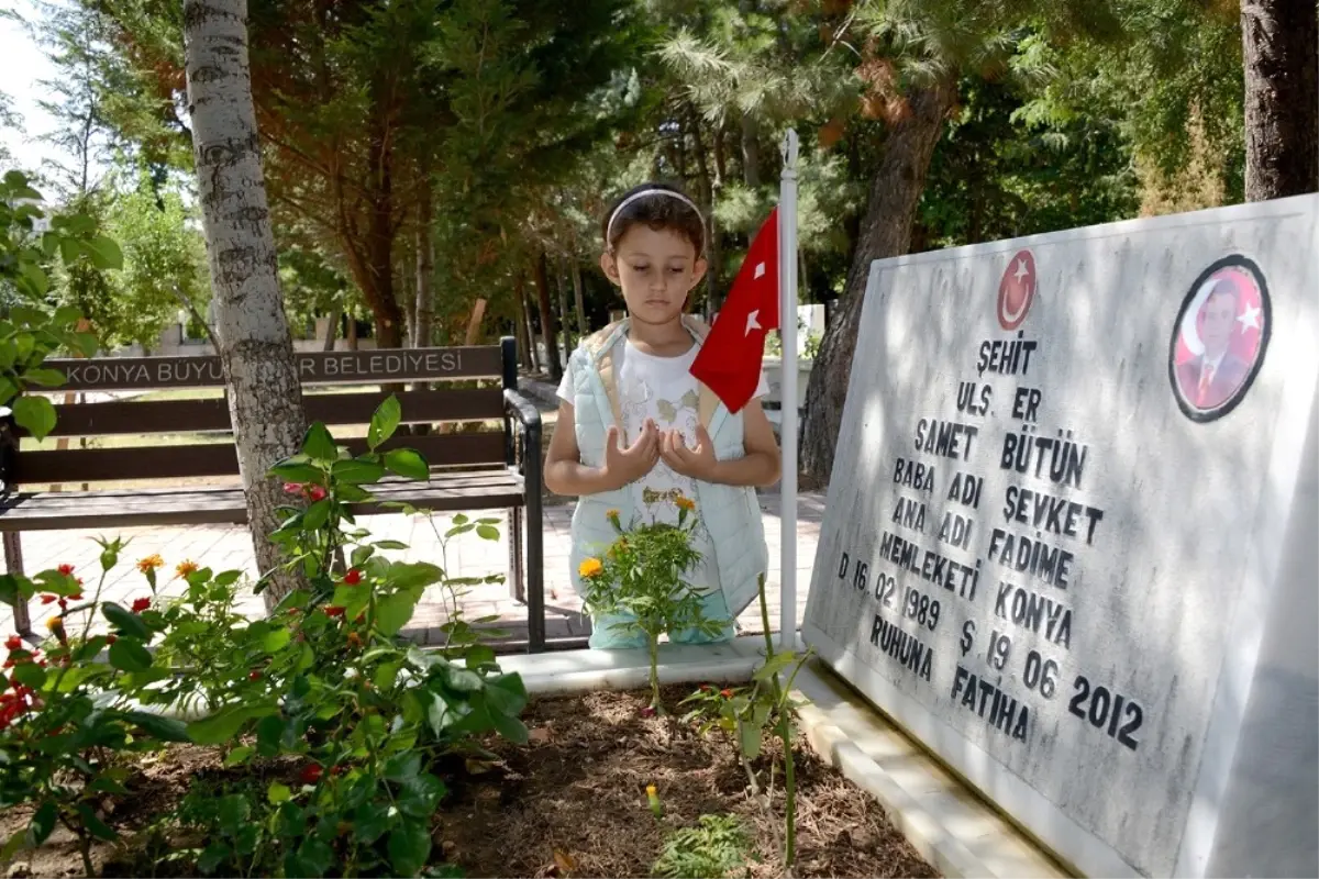 Konya\'da Mezarlıklarda ve Şehitliklerde Ziyaretçi Yoğunluğu