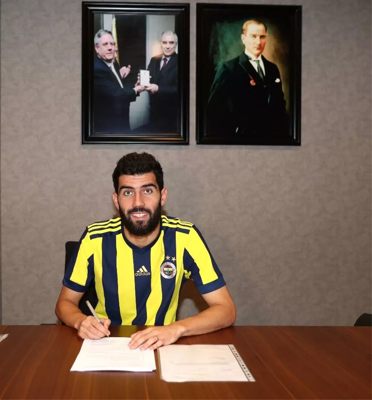 Neto Fenerbahçe\'ye İmzayı Attı