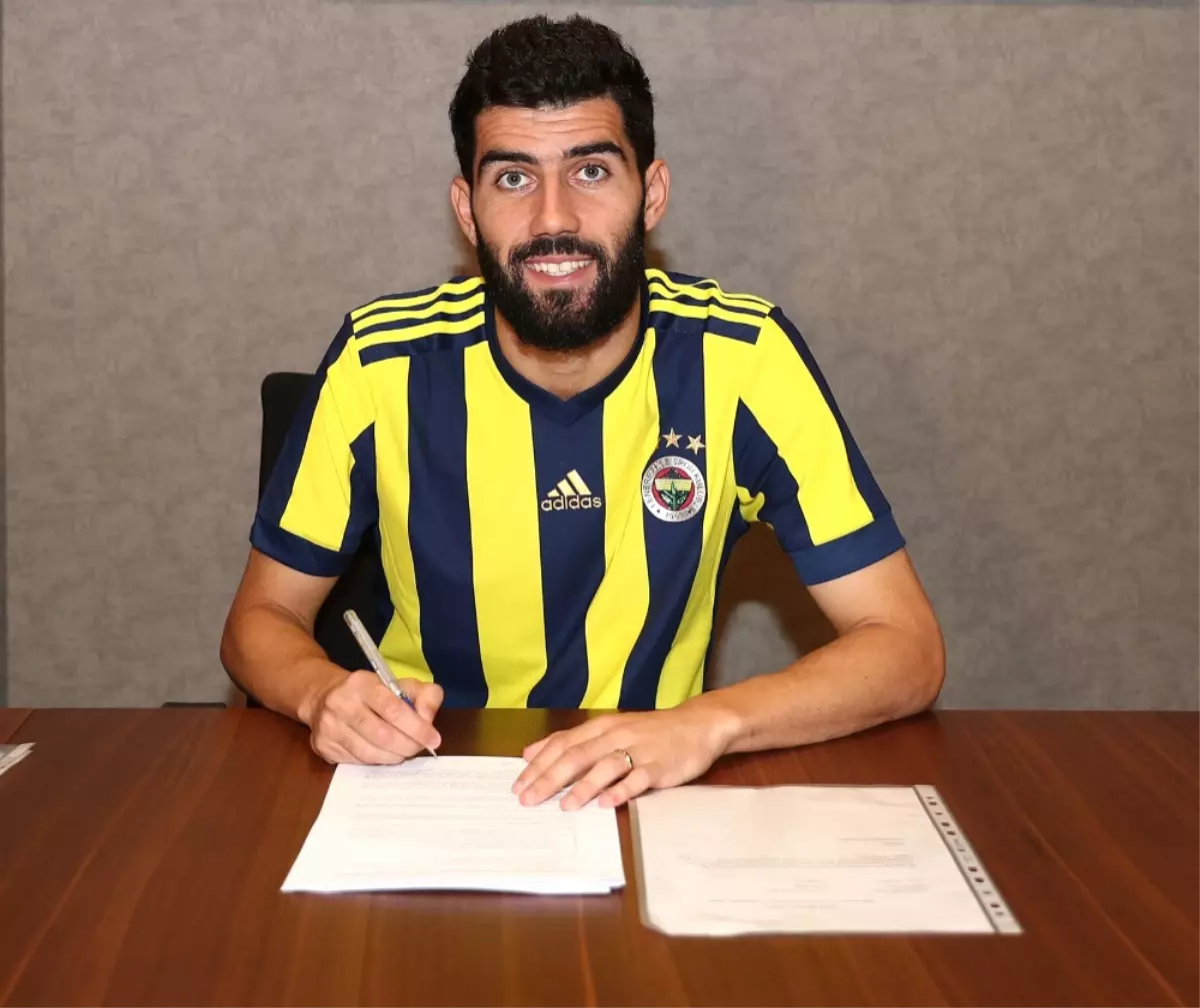 Neto Fenerbahçe\'ye İmzayı Attı