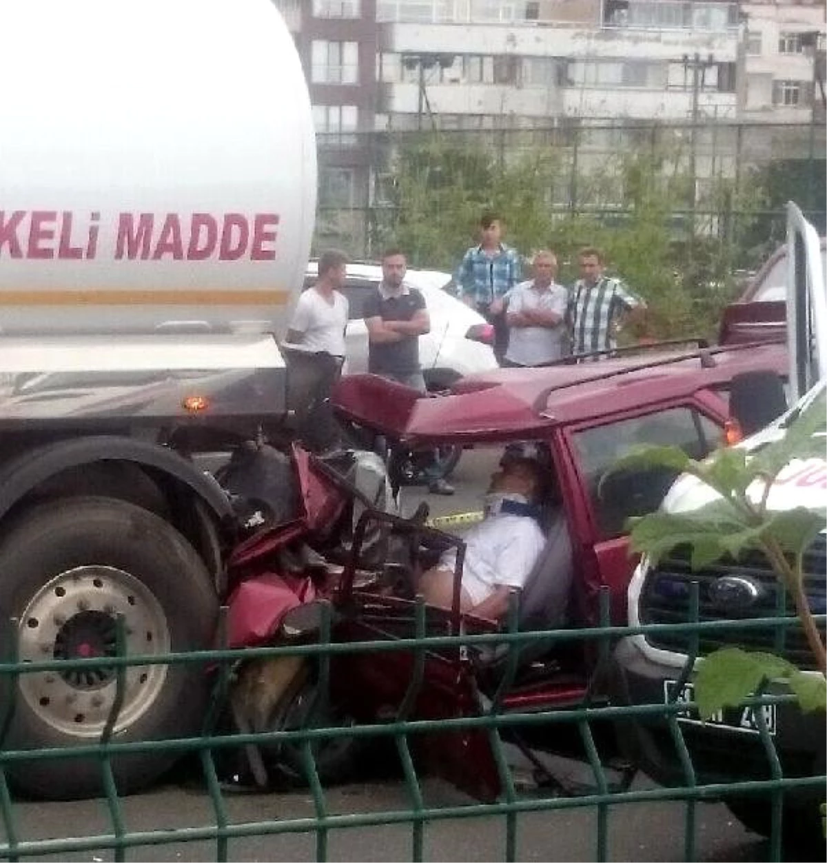 Otomobil Akaryakıt Tankerine Arkadan Çarptı: 2 Ölü