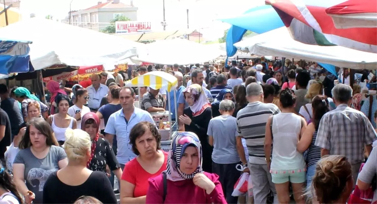 Pazarda Adım Atacak Yer Kalmadı