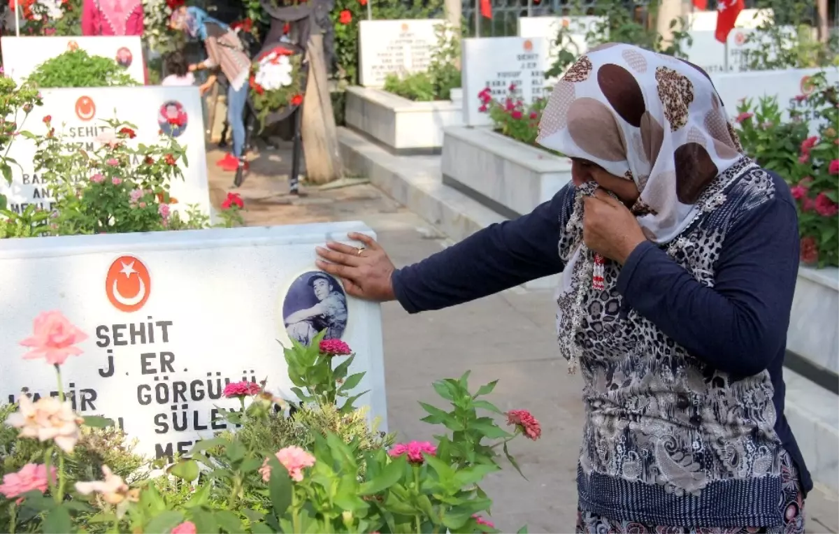 Şehit Annesi: "Yüreğimizde Bir Eksiklik Var, Bayram Bizim Neyimize"