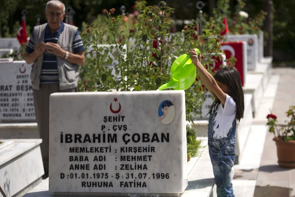 Şehit Yakınları Bayram Arifesinde Şehitliklere Akın Etti