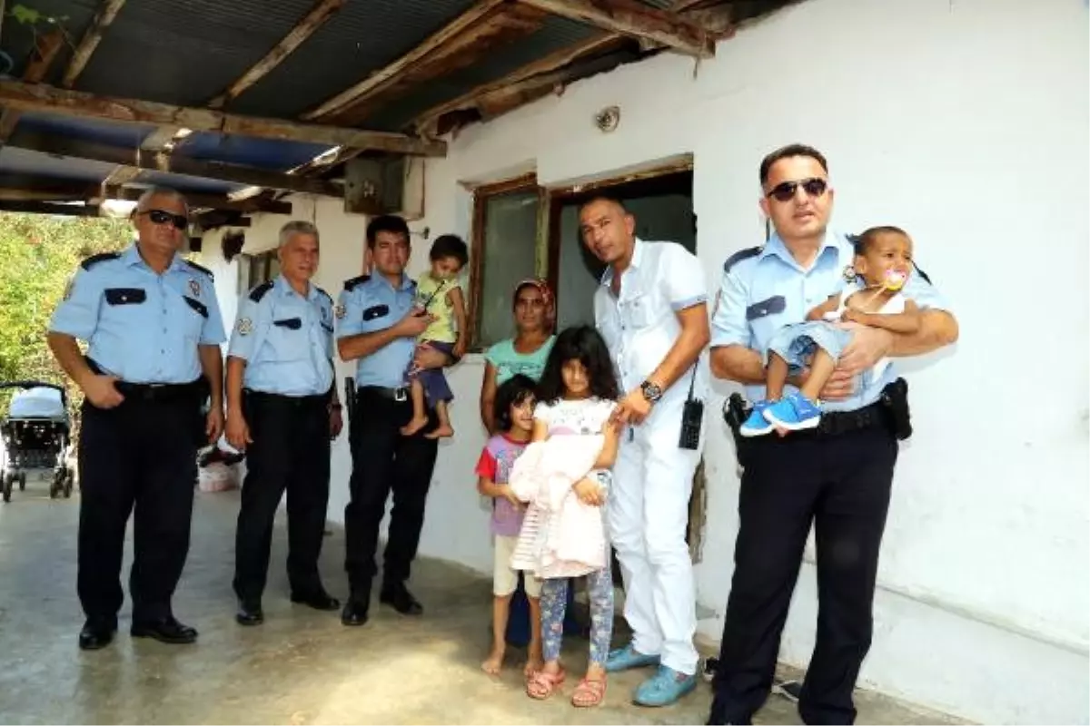 4 Kardeşe İlk Bayramlıklarını Polis Aldı