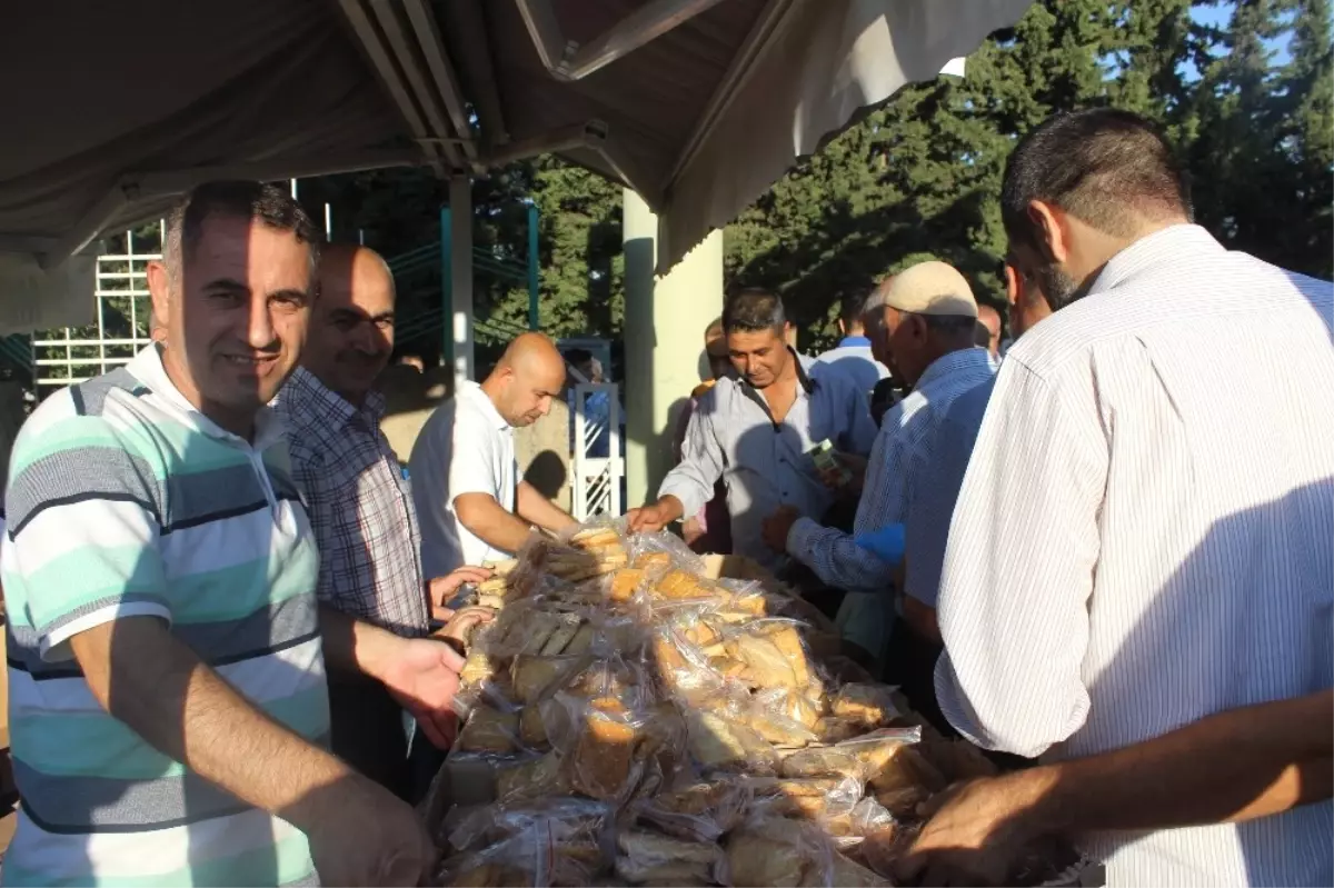 Adıyaman Belediyesi Peksimet ve Meyve Suyu Dağıttı