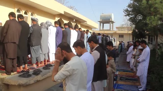 Afganistan’da Halk, Bayram Namazını Kılmak İçin Camilere Akın Etti