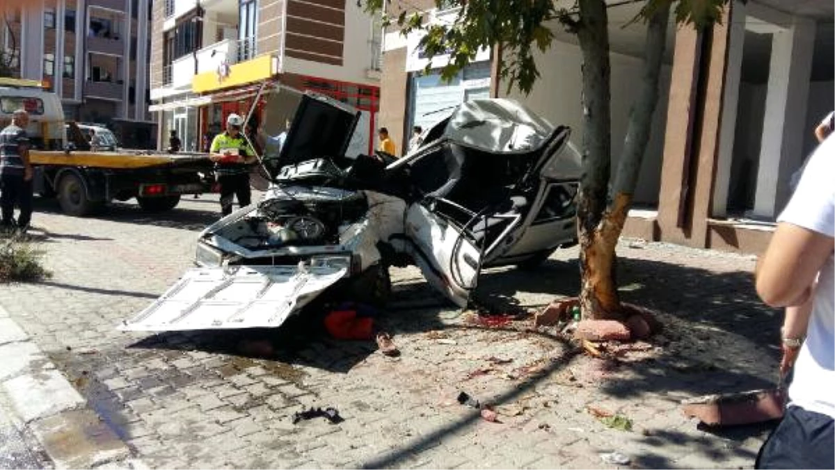 Ağaca Çarpan Otomobil Kağıt Gibi Katlandı: 2 Yaralı
