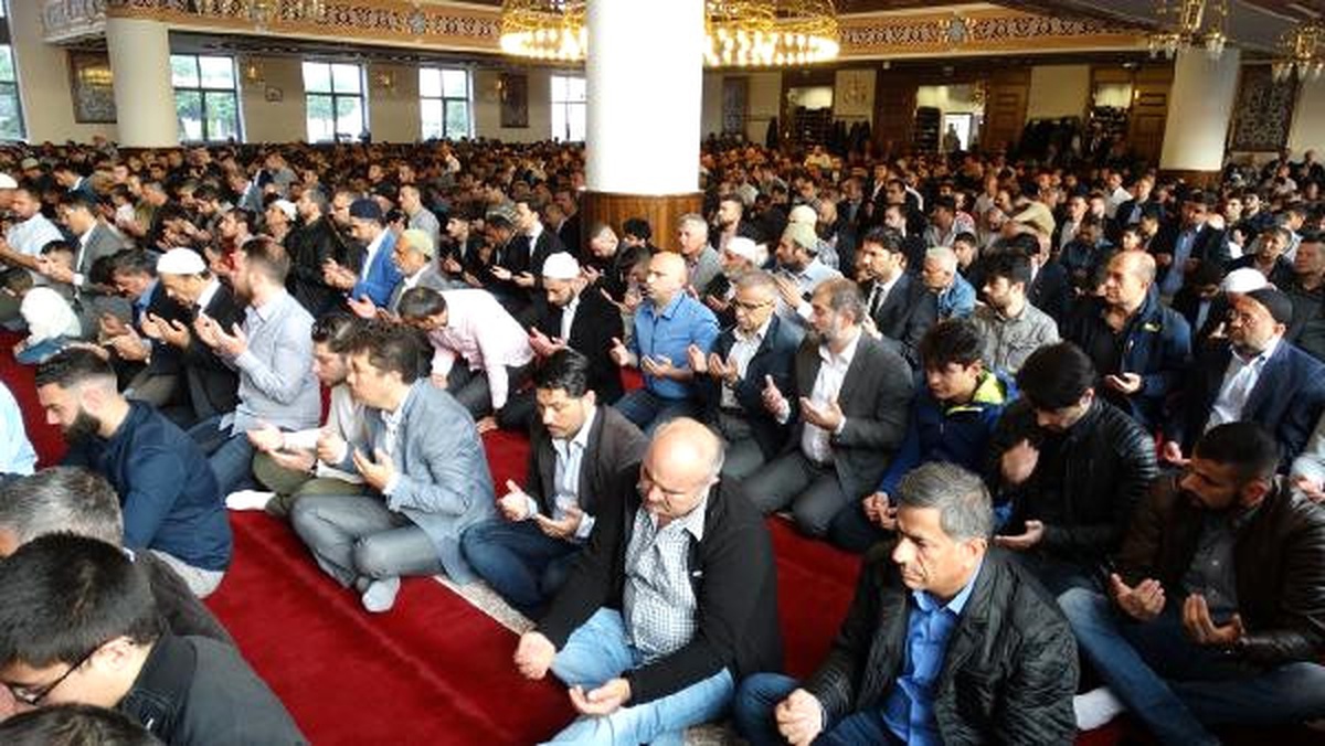 Almanya\'da Müslümanlar Bayram Namazı Kıldı