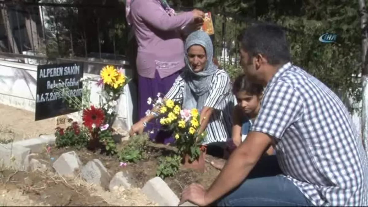 Alperen\'in Ailesinden Bayramda Hüzünlü Mezar Ziyareti