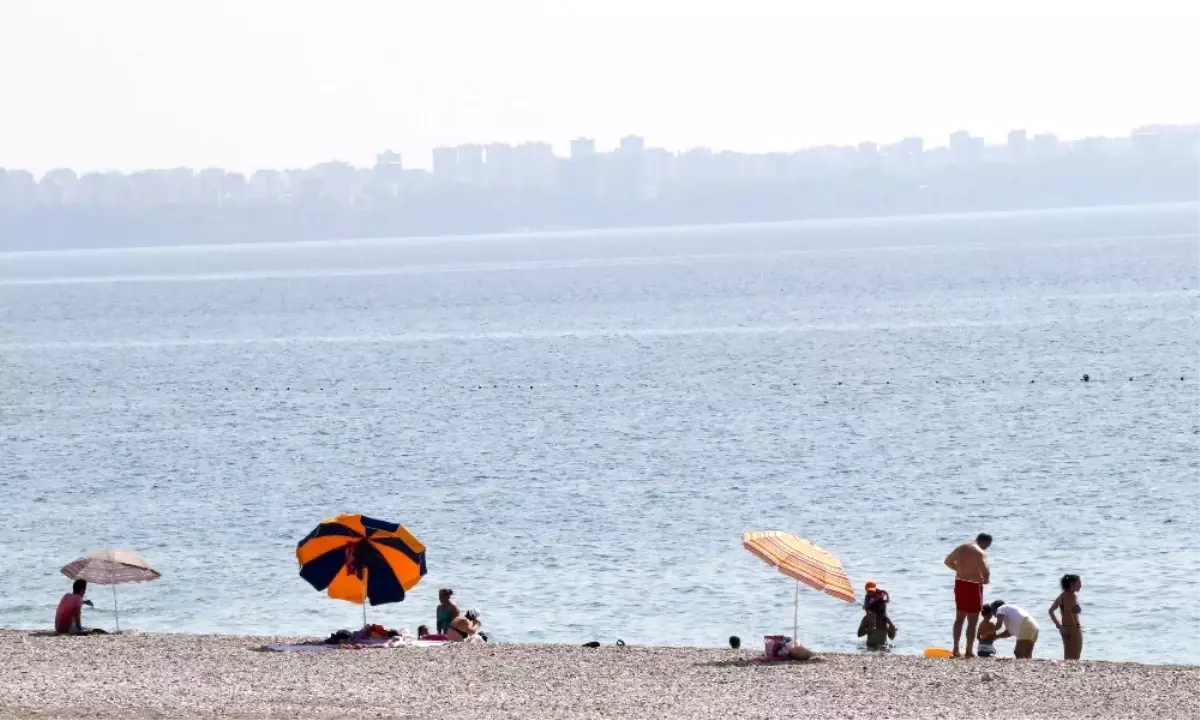 Antalya Sahillerinde İlk Gün Sessiz Geçti