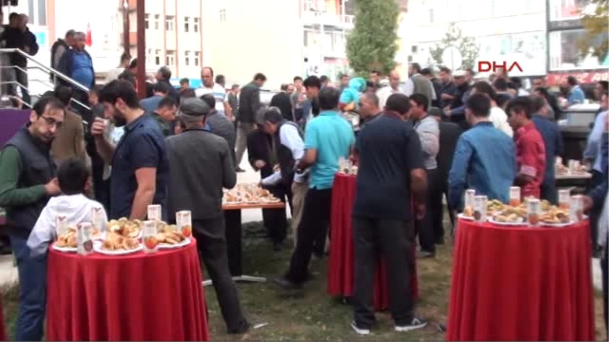 Ardahan Bayramda Şehit Mezarlarına Karanfil Bırakıldı
