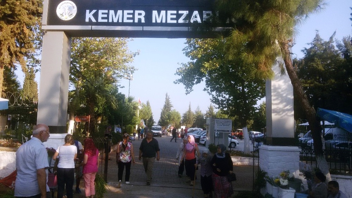 Aydın\'daki Mezarlıklar, Ziyaretçilerle Doldu