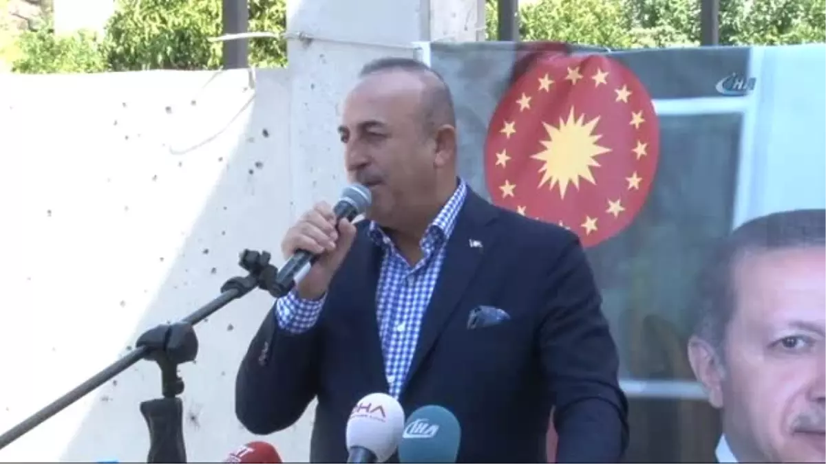 Bakan Çavuşoğlu AK Parti İlçe Başkanlığı\'nda Partililerle Bayramlaştı