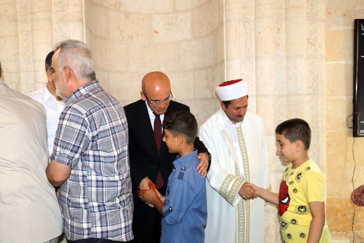 Başbakan Yardımcısı Mehmet Şimşek Cuma Namazını Gaziantep\'te Kıldı