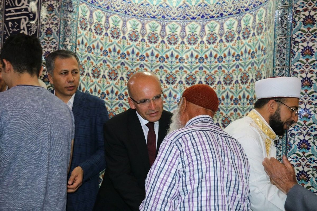 Başbakan Yardımcısı Şimşek, Bayram Namazını Gaziantep\'te Kıldı