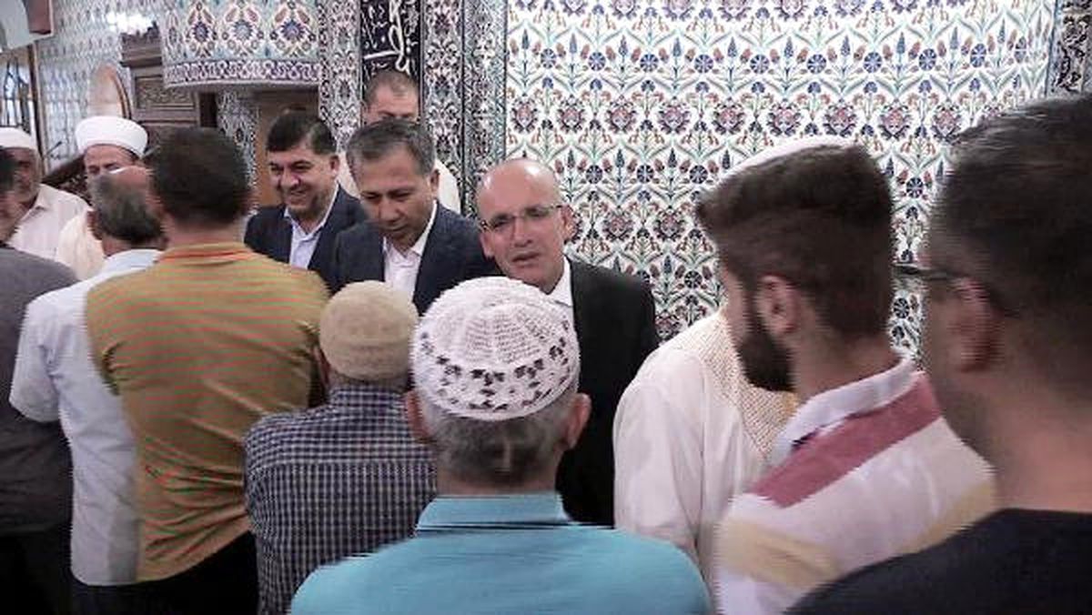 Başbakan Yardımcısı Şimşek, Gaziantep\'te Bayram Namazı Kıldı