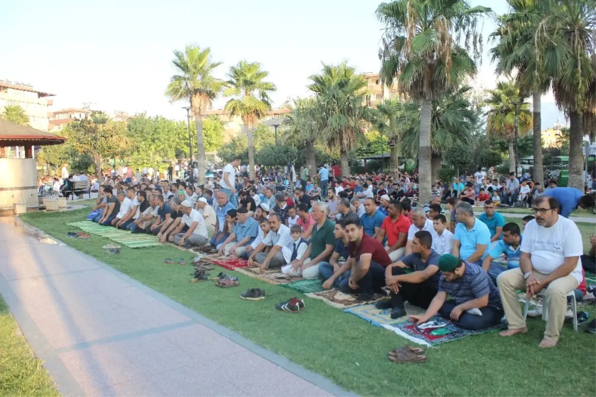 Bayramda Camiler ve Mezarlıklar Doldu, Taşt